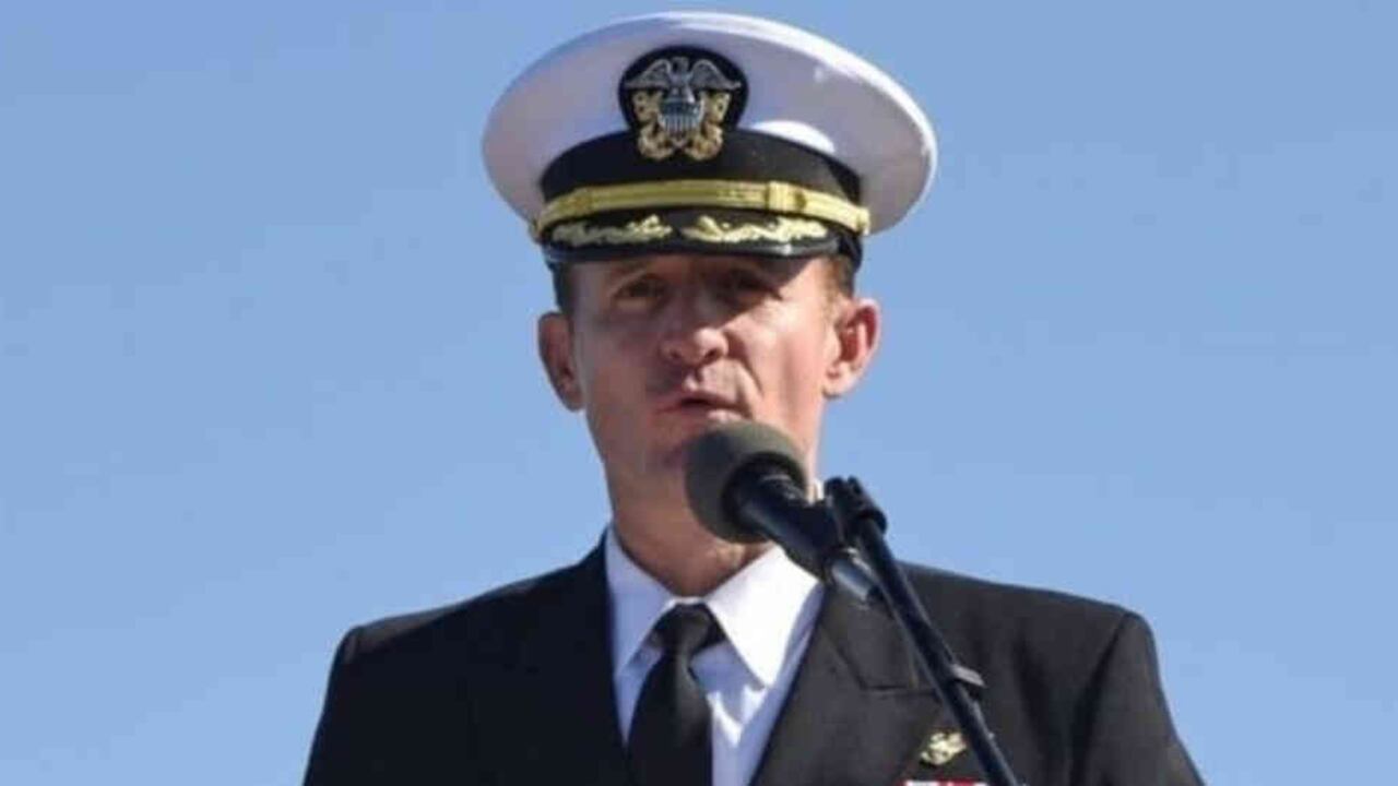 Brett Crozier era el oficial al mando del USS Theodore Roosvelt, un portaviones de la Marina de EE.UU.
