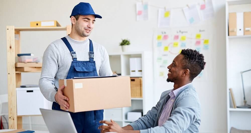 Los estafadores, que a menudo son vendedores en plataformas de comercio electrónico, utilizan esta información para enviar productos aleatorios y baratos a direcciones al azar.