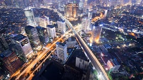 Yakarta superpoblada capital de Indonesia, situada en la isla de Java.