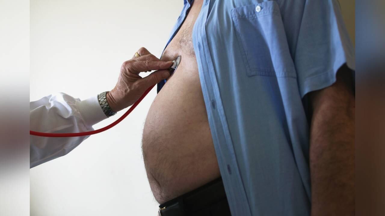 Expertos recomiendan dormir bien y beber agua con el objetivo de quemar calorías para bajar de peso. Foto: Gettyimages.