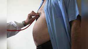 Expertos recomiendan dormir bien y beber agua con el objetivo de quemar calorías para bajar de peso. Foto: Gettyimages.