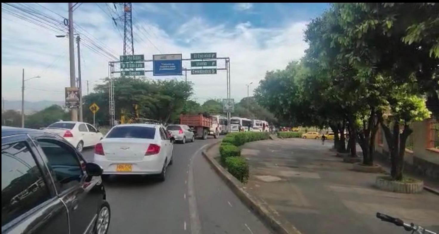 Bloqueo en la redoma El Escobar.