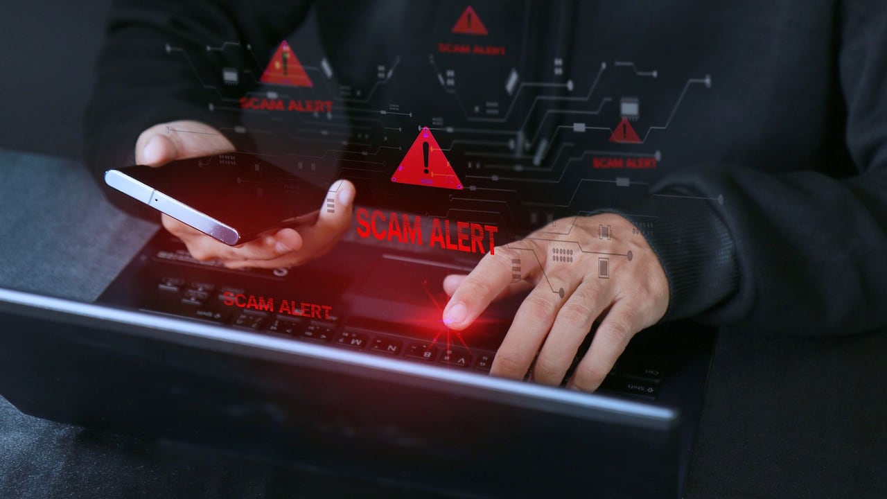 Roba credenciales mediante superposiciones falsas que imitan inicios de sesión reales.