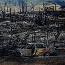 Una vista de la destrucción desde la autopista 30 días después de que un feroz incendio forestal destruyera la ciudad. (Robert Gauthier/Los Ángeles Times a través de Getty Images)