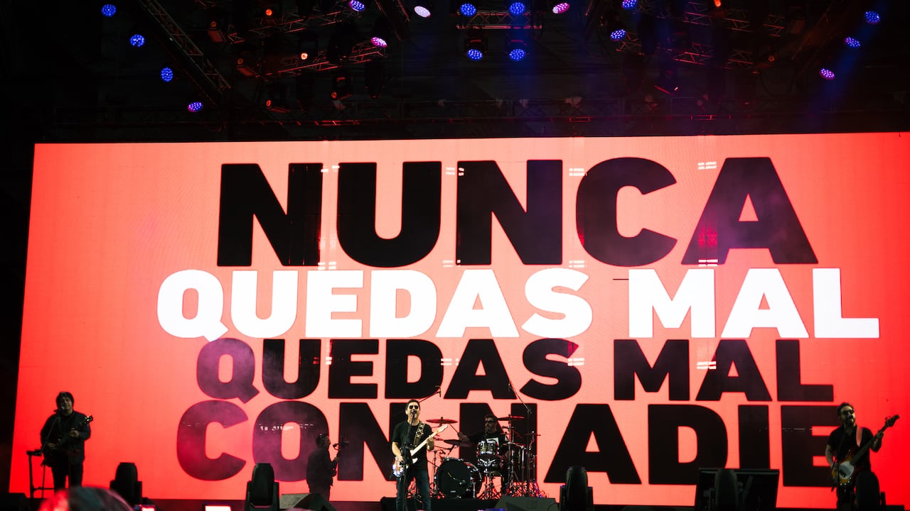 ¡Nunca quedas mal con nadie! Claudio Narea y su banda encendieron el Plaza con algo de su música y un arsenal de himnos de Los Prisioneros.