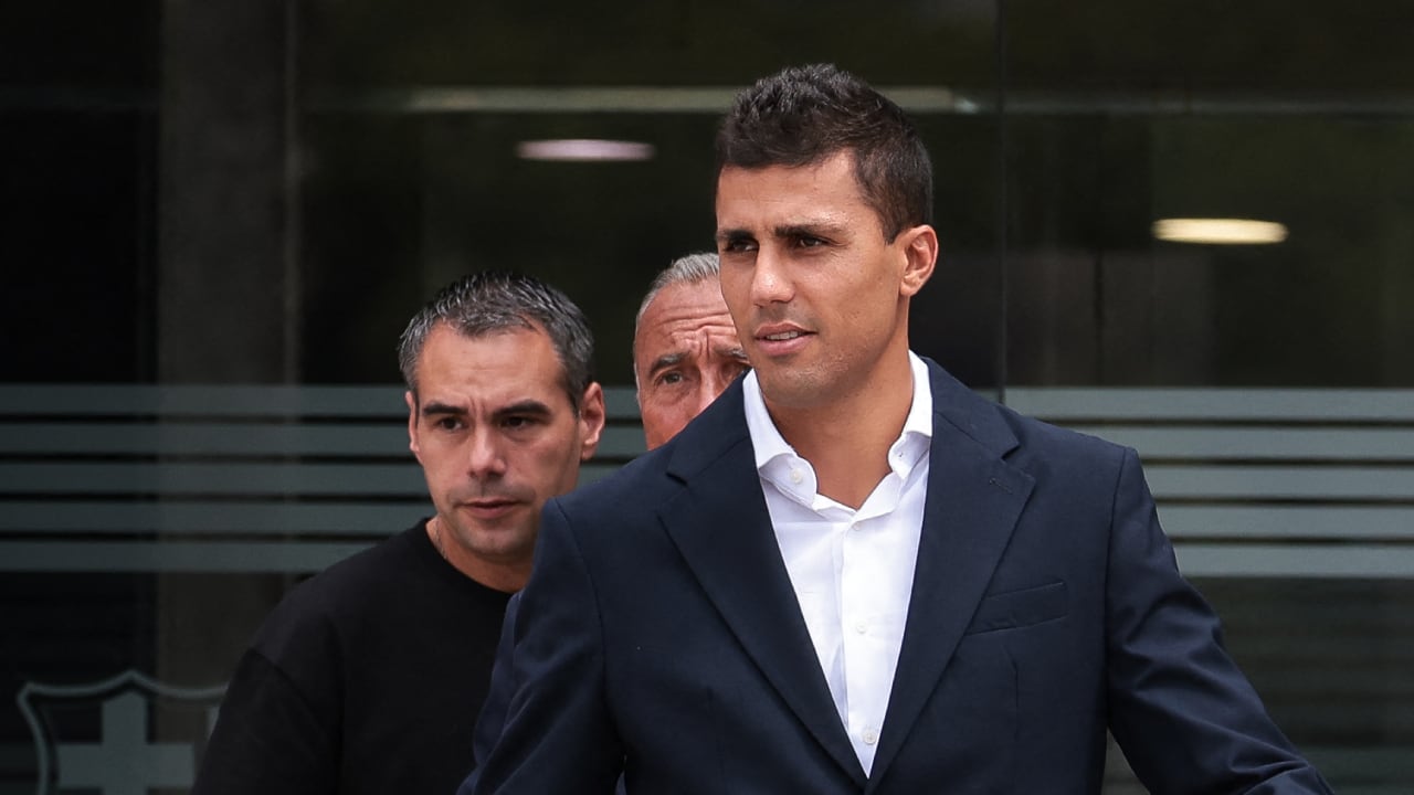Rodri saliendo de las oficinas del Barcelona, luego de firmar contrato hasta 2030.