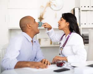 Médico, examen, diagnóstico, lengua, garganta, infección