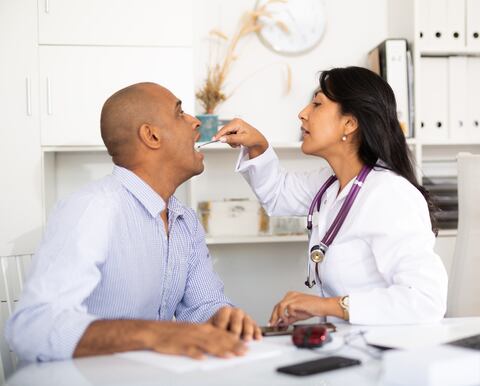 Médico, examen, diagnóstico, lengua, garganta, infección