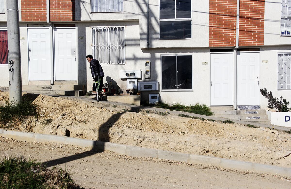 Los andenes no están diseñados para personas con movilidad restringida. Foto: Carlos Bernate /SEMANA.