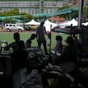 Familias desplazadas por los terremotos viven en un centro deportivo en La Guaira, Venezuela.