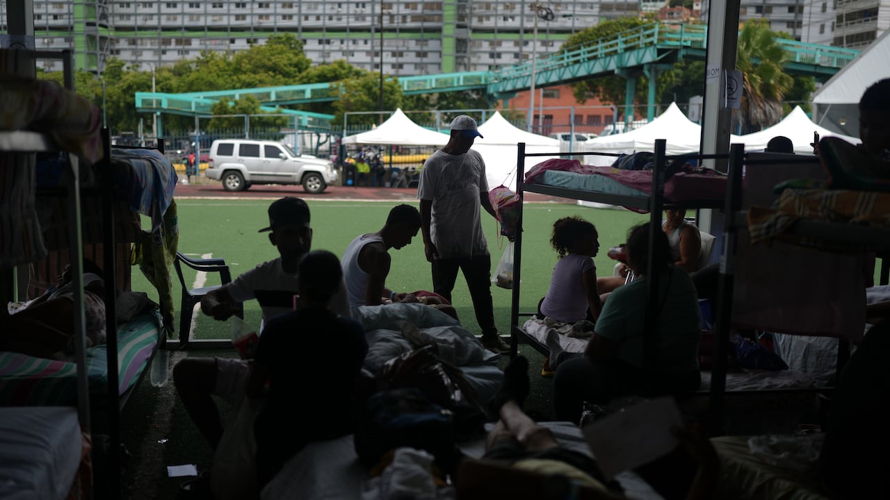 Familias desplazadas por los terremotos viven en un centro deportivo en La Guaira, Venezuela.