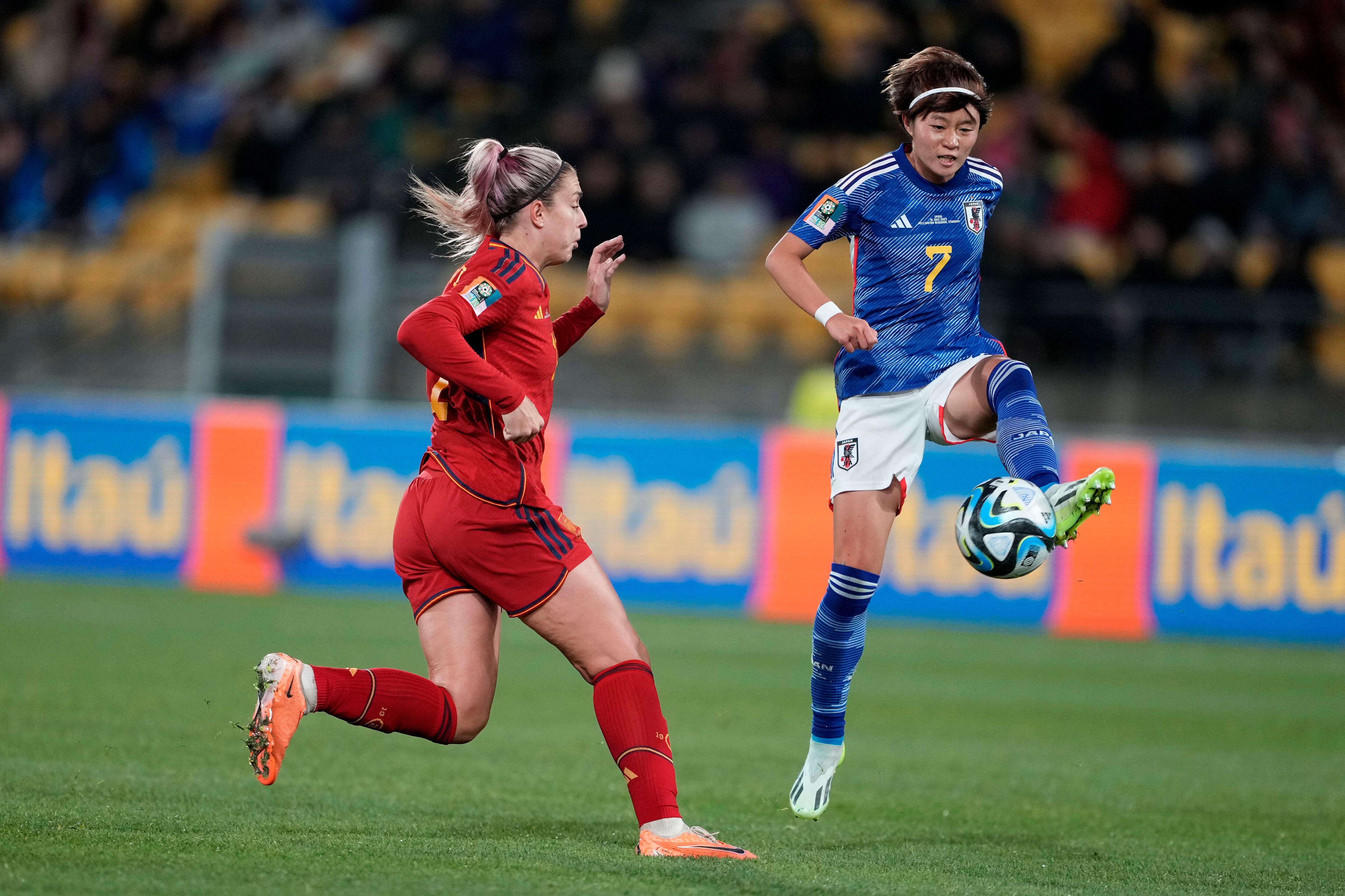 La española Alexia Putellas, a la izquierda, y la japonesa Hinata Miyazawa compiten por el balón durante el partido de fútbol del Grupo C de la Copa Mundial Femenina entre Japón y España en Wellington, Nueva Zelanda, el lunes 31 de julio de 2023. (Foto AP/John Cowpland)