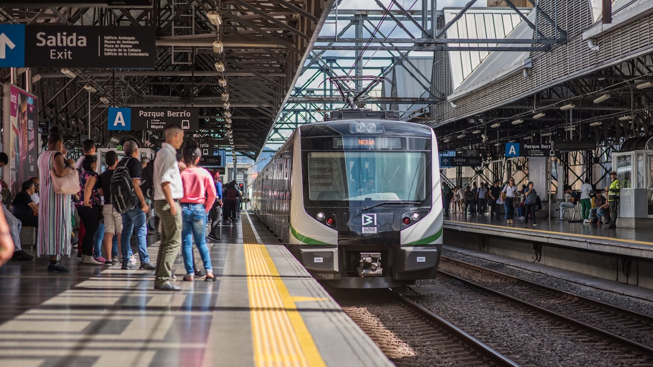 METRO DE MEDELLIN ESTACIONES