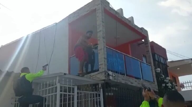 Alias Kener intentó huir saltando desde el balcón, pero los agentes lo descubrieron