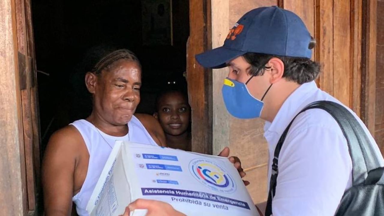 En las últimas semanas, en sus redes sociales, Jorge Tovar Vélez ha compartido imágenes entregando ayudas en medio de la pandemia.