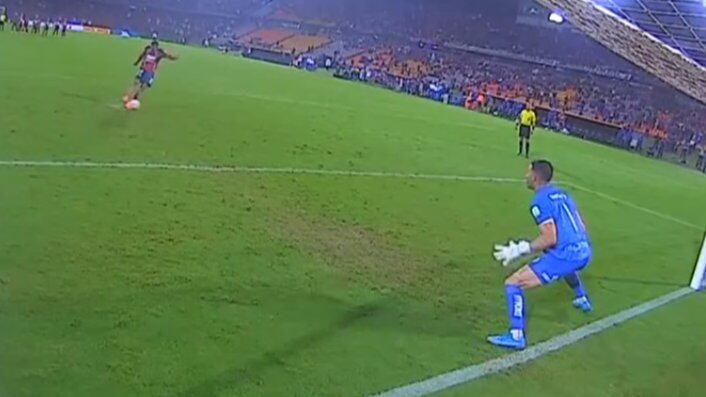 El momento exacto del remate del último penal cobrado por Diego Moreno.