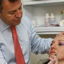 La aplicación del ácido hialurónico ya se hace en el país. Esta es una sustancia usada para rellenar surcos y debe ser aplicada solo por médicos