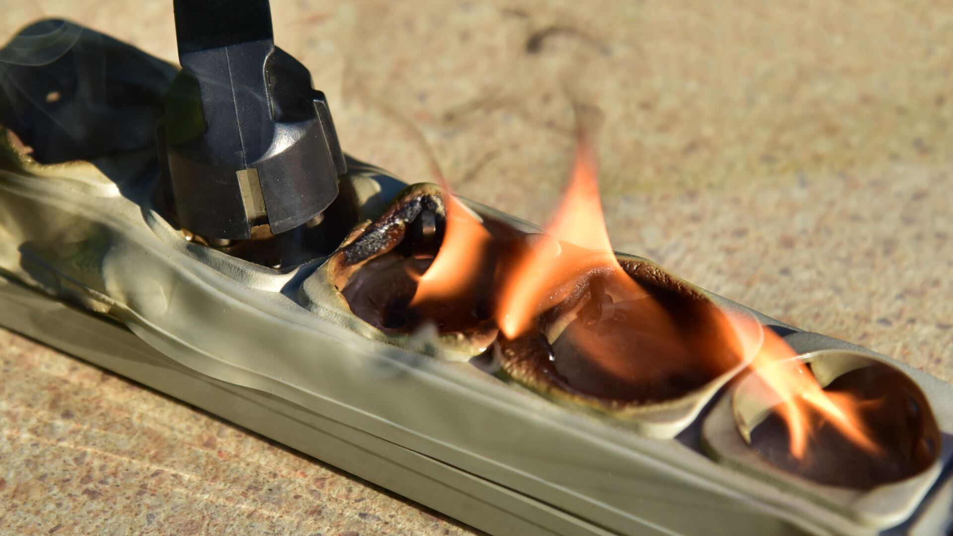 Los electrodomésticos de alto consumo, deben ser conectados directamente a una toma de corriente.