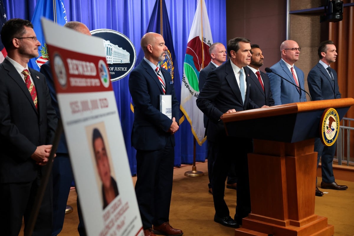 El fiscal general interino de EE. UU., Todd Blanche, habla durante una conferencia de prensa en el edificio del Departamento de Justicia Robert F. Kennedy el 5 de agosto de 2026 en Washington, DC.
