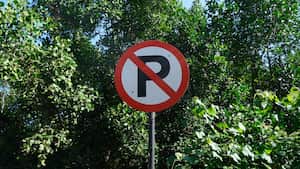 La señal de prohibido parquear opera desde el punto en el que se instala, hacia adelante y hasta la siguiente intersección, según el Manual de Señalización Vial.
