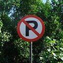 La señal de prohibido parquear opera desde el punto en el que se instala, hacia adelante y hasta la siguiente intersección, según el Manual de Señalización Vial.