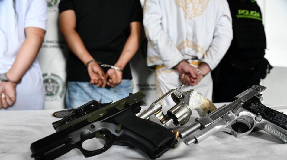 Armas de fuego incautadas en cementerio de Medellín.