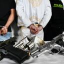 Armas de fuego incautadas en cementerio de Medellín.