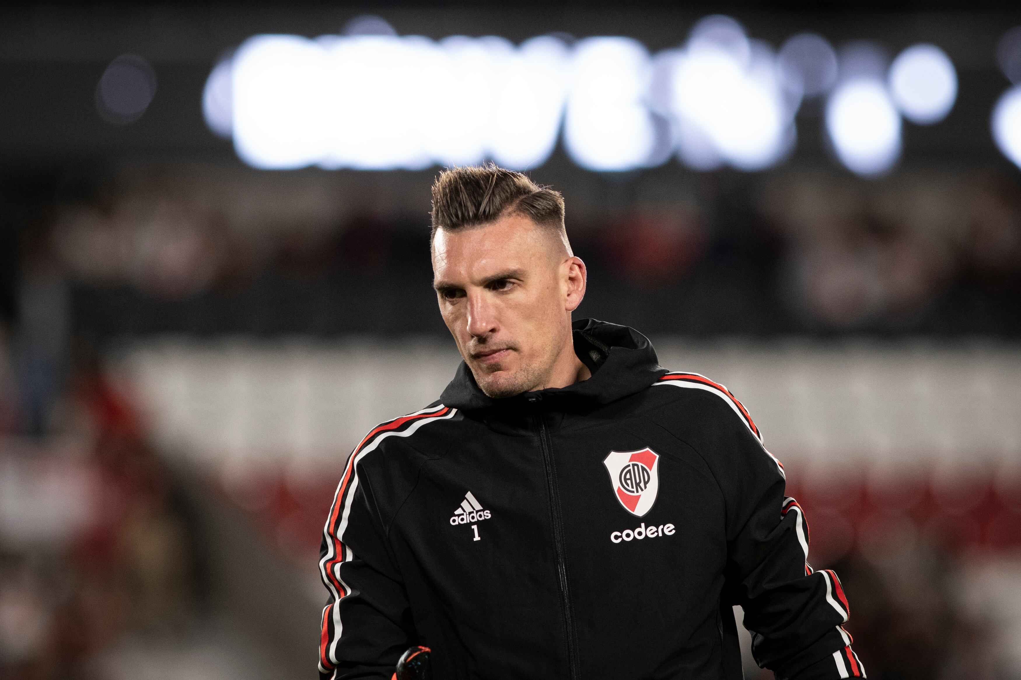 BUENOS AIRES, ARGENTINA - 2023/11/03: Franco Armani of River Plate is seen in action on during a match between River Plate and Huracan as part of group A of Copa de la Liga Profesional 2023 at Estadio Mas Monumental Antonio Vespucio Liberti. Final Score: River Plate 1 : 2 Huracan. (Photo by Manuel Cortina/SOPA Images/LightRocket via Getty Images)