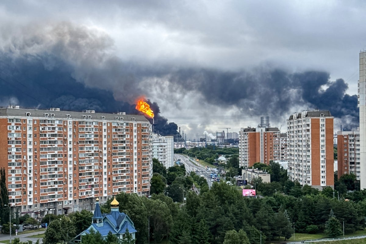Una columna de humo negro se elevaba desde la refinería de petróleo de Gazprom Neft, productora rusa de petróleo, en las afueras del sureste de Moscú.