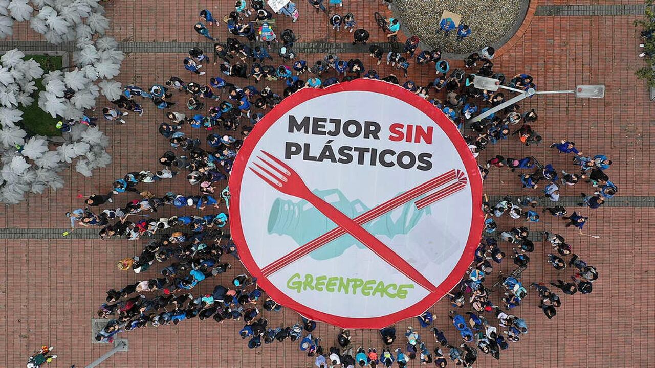 Nuevo informe alerta sobre microplásticos y químicos tóxicos en comidas preparadas calentadas en plástico