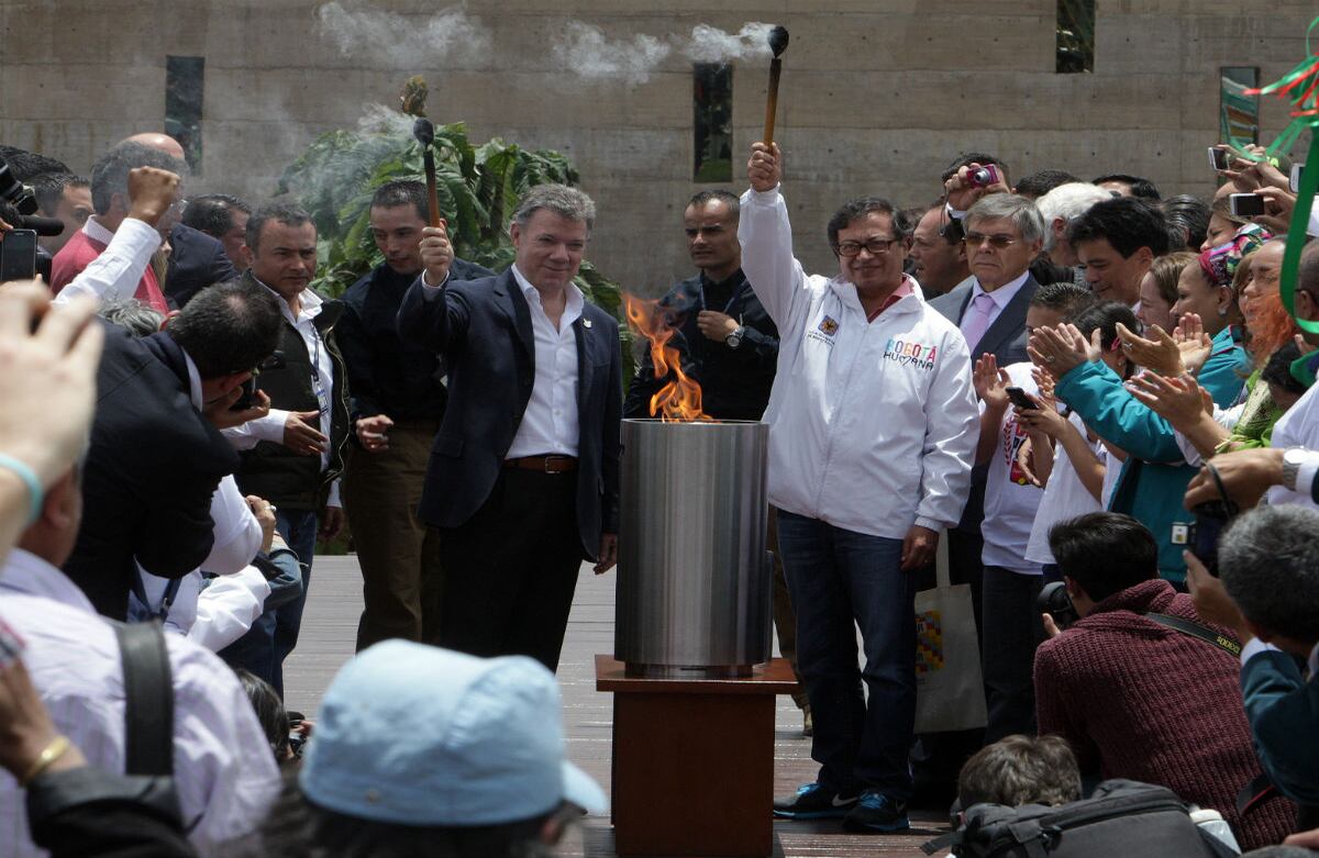 El presidente Juan Manuel Santos y el alcalde Gustavo Petro encienden la llama de la Paz este jueves 9 de abril en el Centro de la Memoria Histórica, durante el Día Nacional de la Memoria y la Solidaridad con las Víctimas. Foto: Carlos Julio Martínez / SEMANA