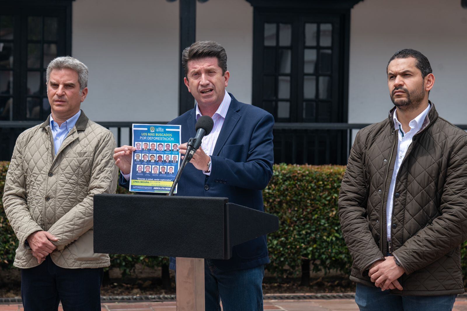 El ministro de defensa, Diego Molano, presenta el cartel de los más buscados por deforestación en Colombia. Son 17 personas que tienen relación con el ELN y las disidencias de Farc.