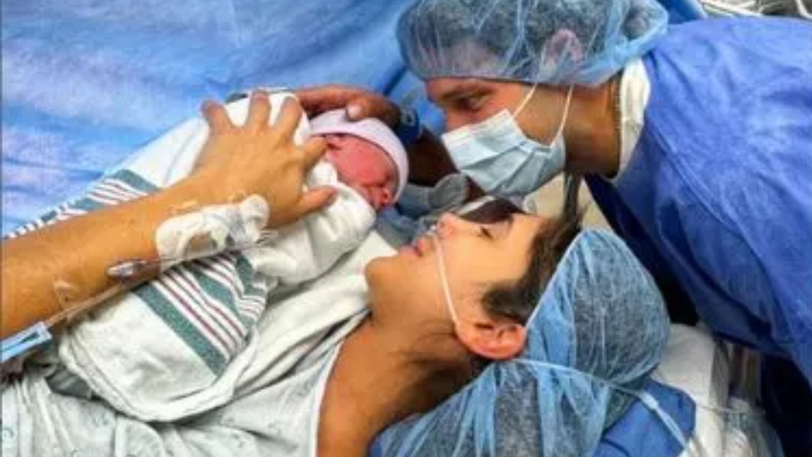 Daniela Ospina y Gabriel Coronel con el pequeño Lorenzo
@daniela_ospina5