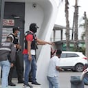 La policía en respuesta a un ataque al canal TC Televisión, un canal público con sede en Guayaquil, Ecuador, el martes 9 de enero de 2024. Un grupo de encapuchados armados irrumpió en la emisión en directo con armas y explosivos. (AP Foto/César Muñoz)