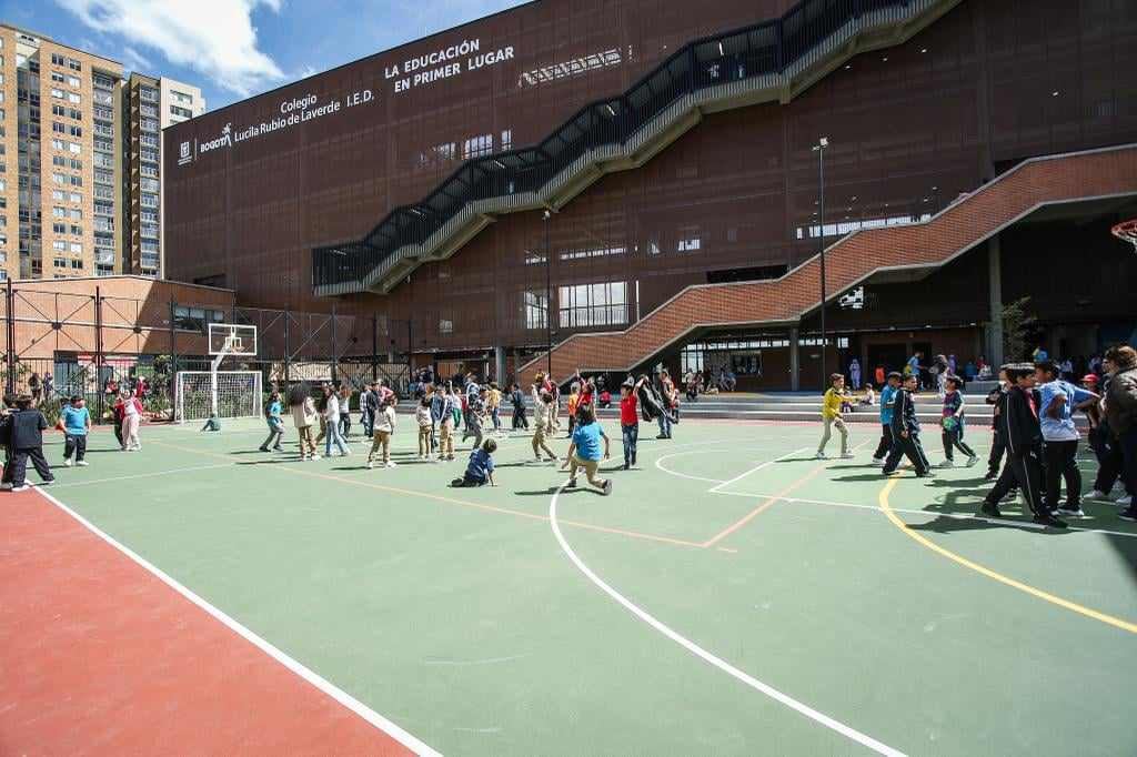 La Secretaría de Educación del Distrito hizo un aporte de $34.208 millones y el Ministerio de Educación Nacional participó con $13.185 millones.