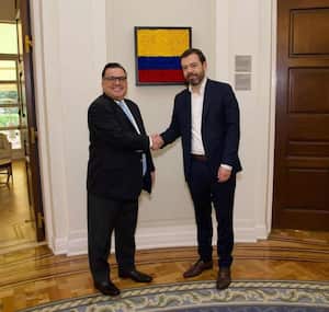El embajador de Estados Unidos en Colombia, Francisco Palmieri, y el alcalde electo de Bogotá, Carlos Fernando Galán.