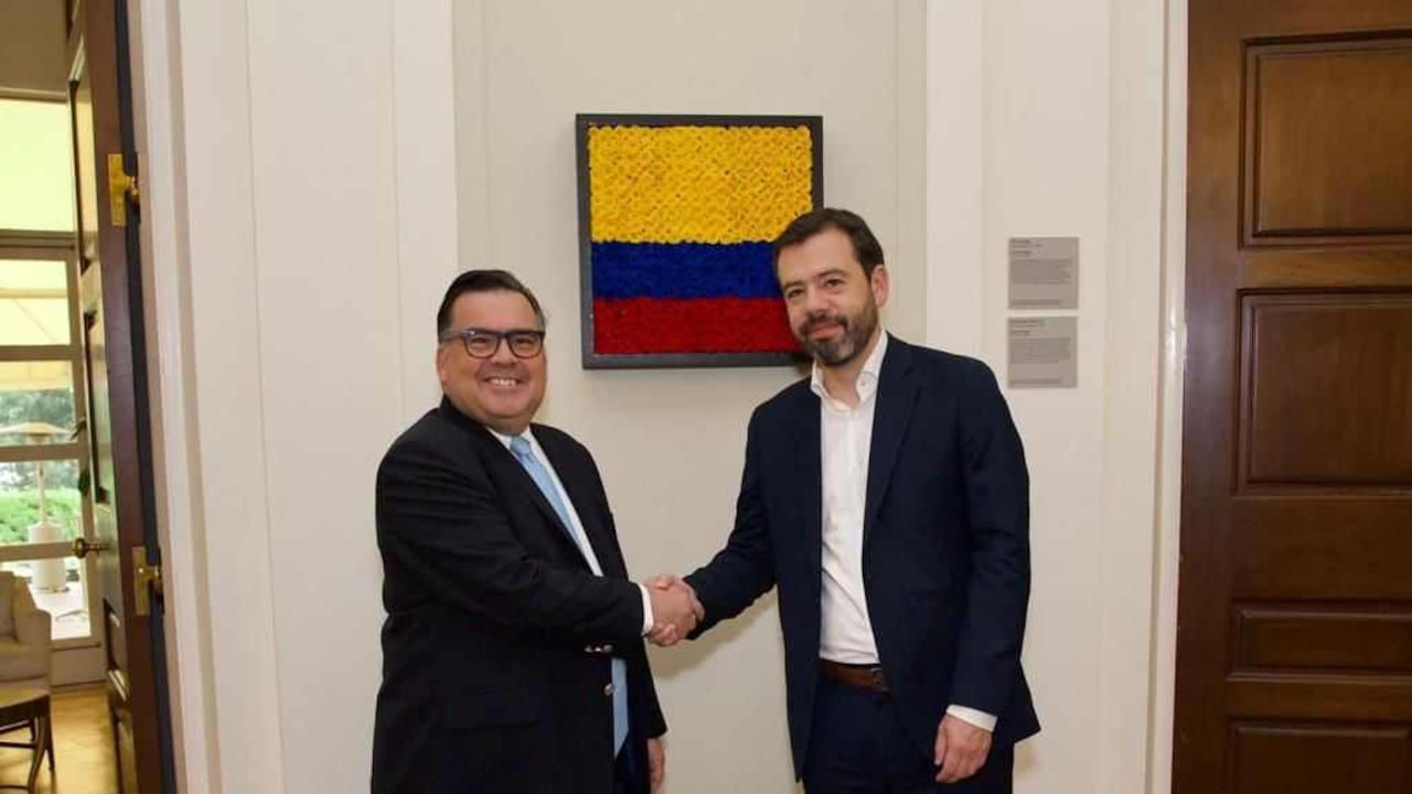 El embajador de Estados Unidos en Colombia, Francisco Palmieri, y el alcalde electo de Bogotá, Carlos Fernando Galán.