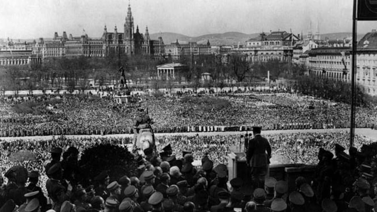 Una multitud vitorea a Hitler mientras este da un discurso en el balcón del Palacio Imperial de Viena, el 15 de marzo de 1938.