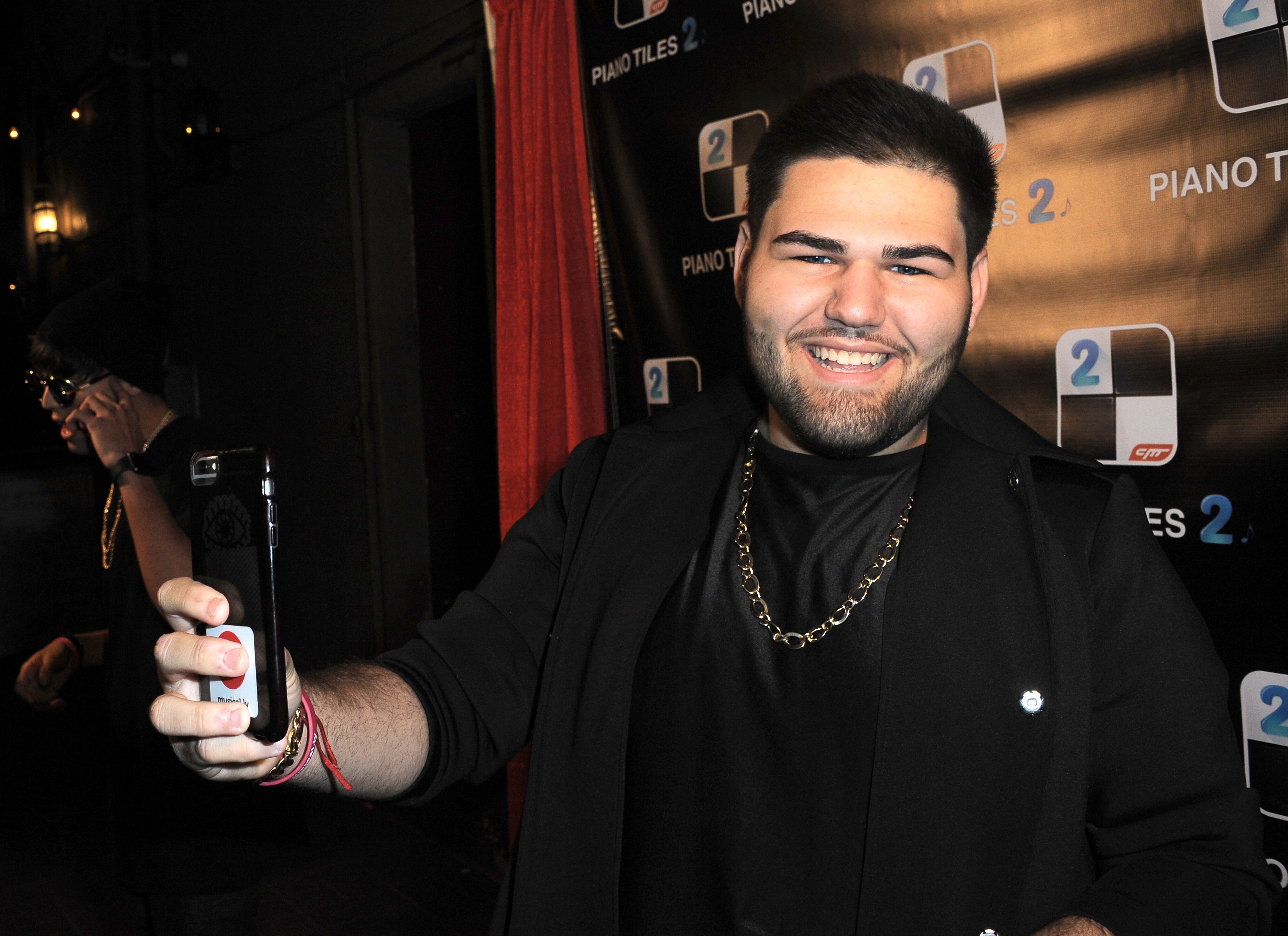 Jimmy Levy en el lanzamiento de la aplicación Piano Tiles 2 celebrado en Couture el 14 de noviembre de 2015 en Hollywood, California