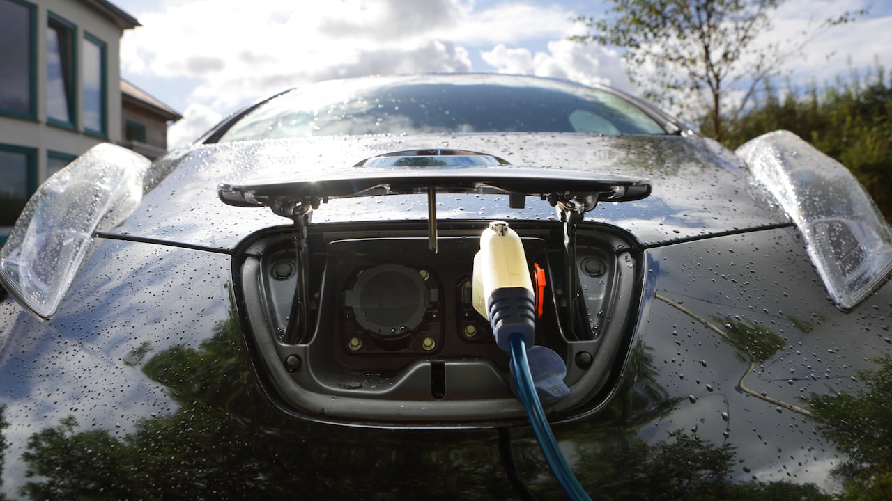 La batería es una de las partes principales de un carro.