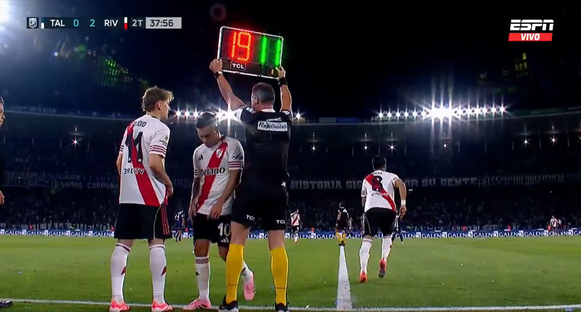 Con un gesto distante, Quintero saludó sin mirar a los jugadores que entraban, reflejando su evidente enojo.