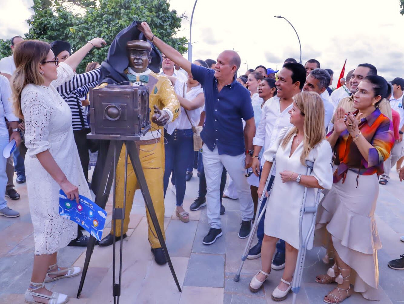 La figura de un fotógrafo que rinde homenaje a los franceses que llegaron a Colombia por   en el muelle de Puerto Colombia.