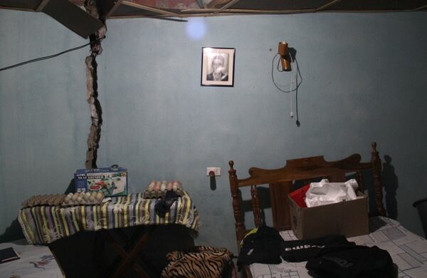 Hay muchas familias en Villarrica que viven en casa a punto de caerse pero prefieren vivir entre las grietas que en la calle Foto: Pablo Andrés Monsalve