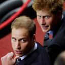 En la foto aparece el príncipe William con su hermano el príncipe Harry.
