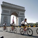 Tadej Pogacar en la etapa final en Campos Eliseos parís