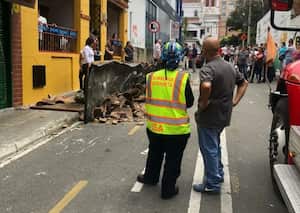 La cornisa de un restaurante se desplomó y dejó dos personas heridas