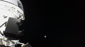 Esta imagen proporcionada por la NASA muestra la nave espacial Orion con la Luna en la distancia, capturada por una cámara en la punta de una de sus alas del panel solar, el 3 de abril de 2026. Mientras los astronautas Artemis II avanzaban en su misión lunar, la NASA publicó imágenes iniciales tomadas desde la nave espacial Orion, incluido un retrato completo de la Tierra con sus océanos de un azul profundo y sus nubes ondulantes. Después de una ráfaga de actividad de alto riesgo que incluyó un espectacular despegue y el encendido de un motor que los catapultó en su trayectoria histórica para rodear la Luna, los cuatro astronautas a bordo pudieron recuperar el aliento, incluso mientras continuaban realizando una variedad de comprobaciones y pruebas de equipos. (Foto de NASA/AFP) / RESTRINGIDO A USO EDITORIAL - CRÉDITO OBLIGATORIO "AFP PHOTO/NASA" - NO HAY MARKETING NO HAY CAMPAÑAS PUBLICITARIAS - DISTRIBUIDO COMO SERVICIO A LOS CLIENTES