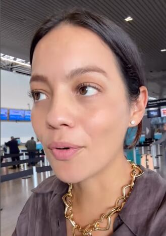 Natalia Reyes expresó su inconformidad y contó la situación que vivió en el aeropuerto.