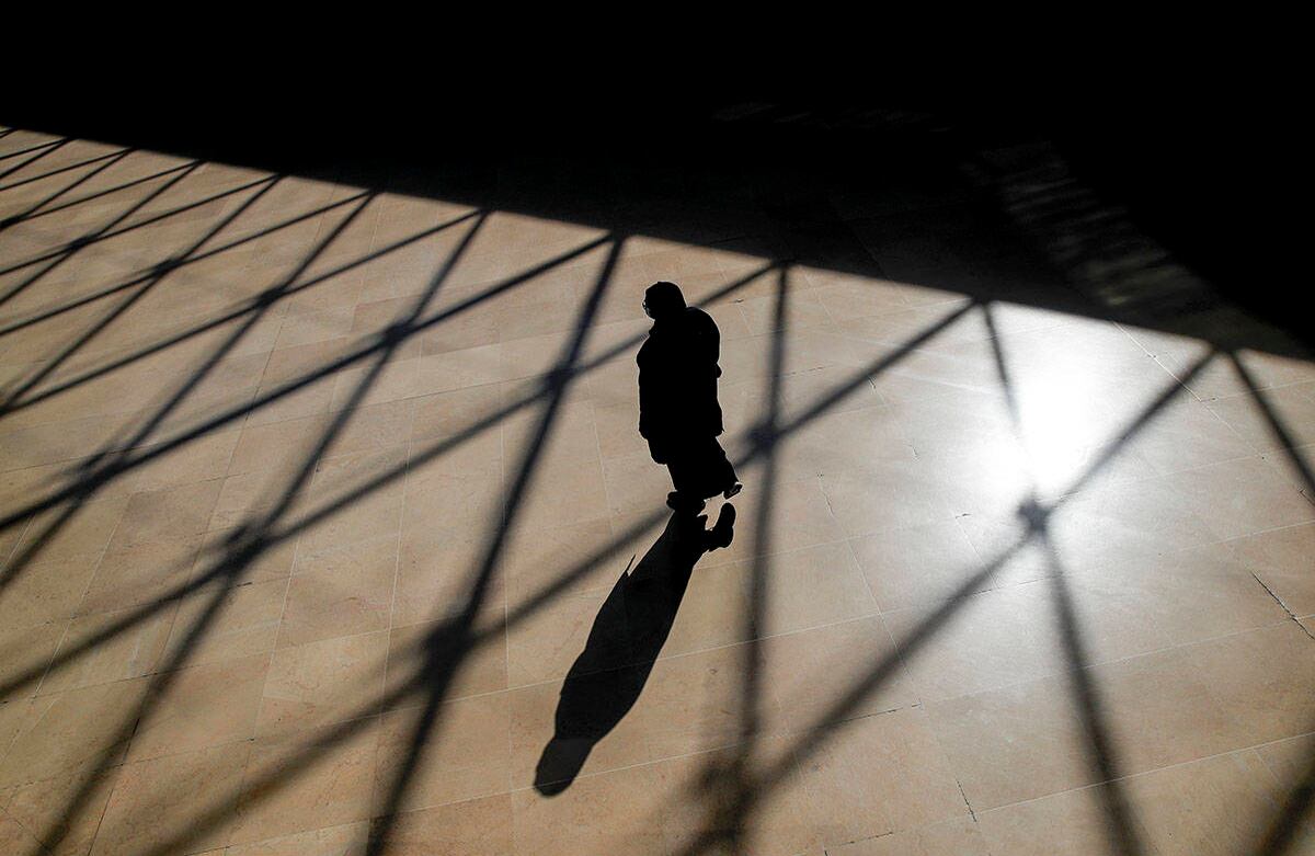 No obstante, las autoridades francesas han estado trabajando para la reapertura del museo. Este dispondrá de dispensadores de gel desinfectante de manos, un sistema de reservas que asigna lugares a los visitantes, un recorrido unidireccional así como de avisos para recordarle a los asistentes el conservar un metro de distancia y usar tapabocas. (AP Photo/Christophe Ena)