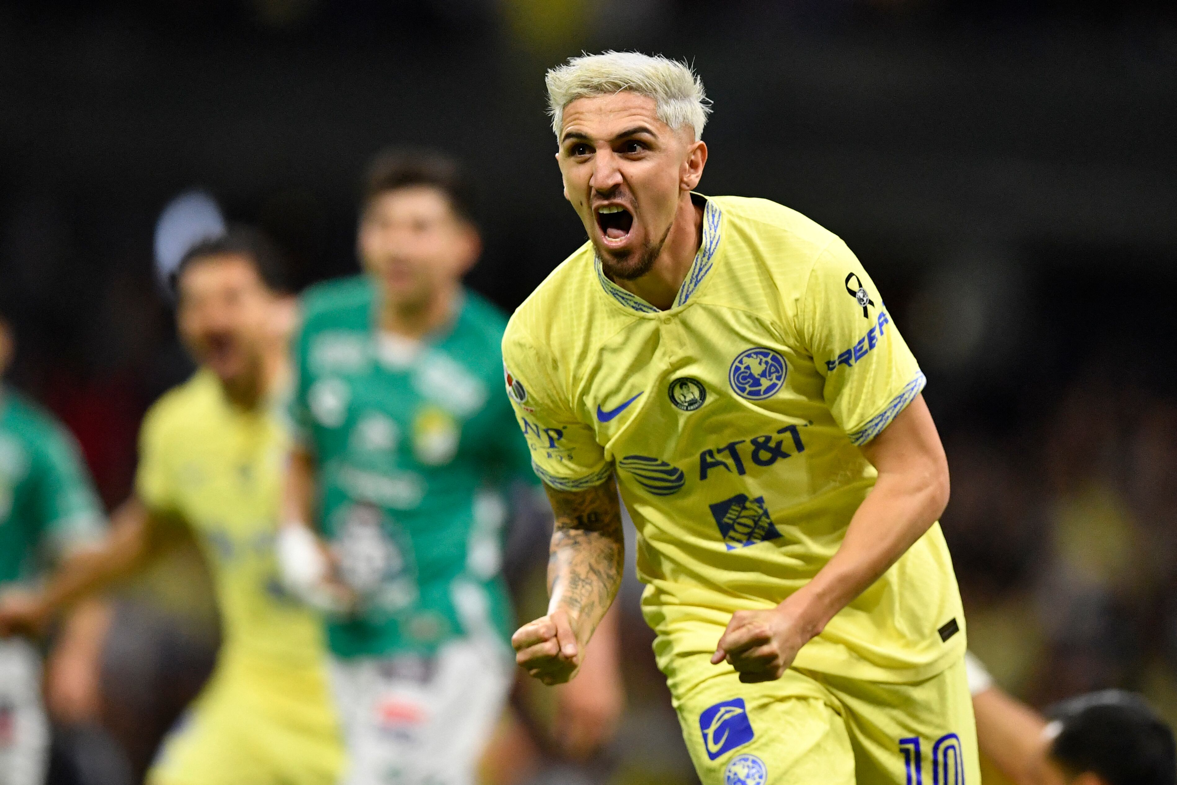 America's Diego Valdes (R) celebrates after scoring against Leon during the Mexican Clausura 2023 tournament football match at the Azteca stadium in Mexico City on April 1, 2023. (Photo by CLAUDIO CRUZ / AFP)